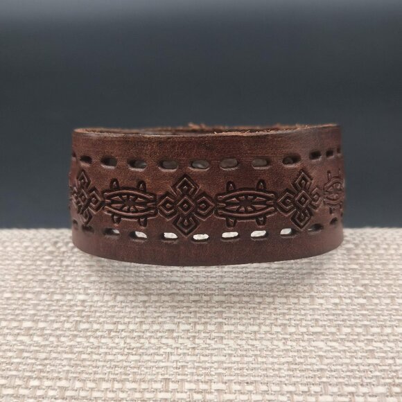 Jewelry - 6.5 Inch 3 Button Adjustable Wide Pattern Leather Bracelet B971